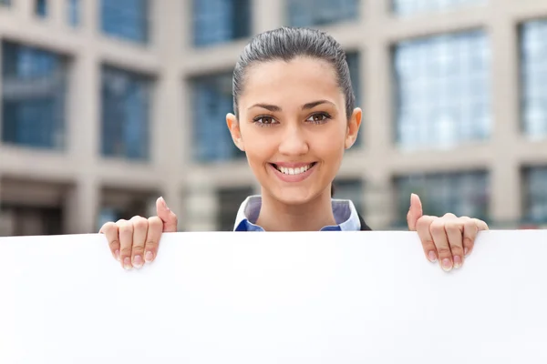 Mujer de negocios sonriente con pancarta — Foto de Stock