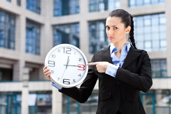 Mulher de negócios mostrando que ficar sem tempo — Fotografia de Stock