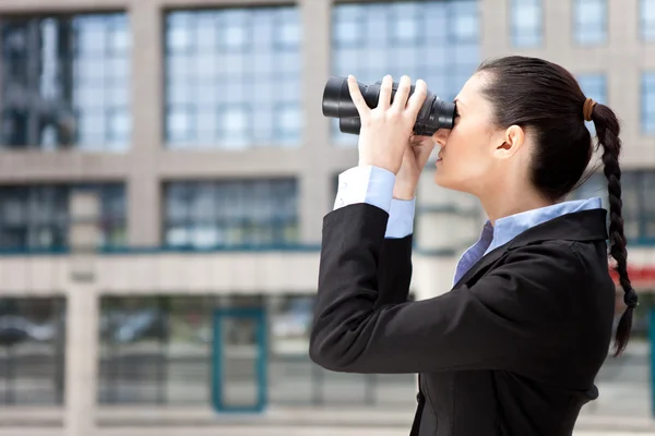 Mulher de negócios com binocular — Fotografia de Stock
