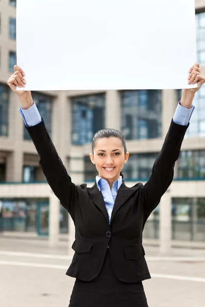 Mujer de negocios al aire libre con papel en blanco — Stockfoto