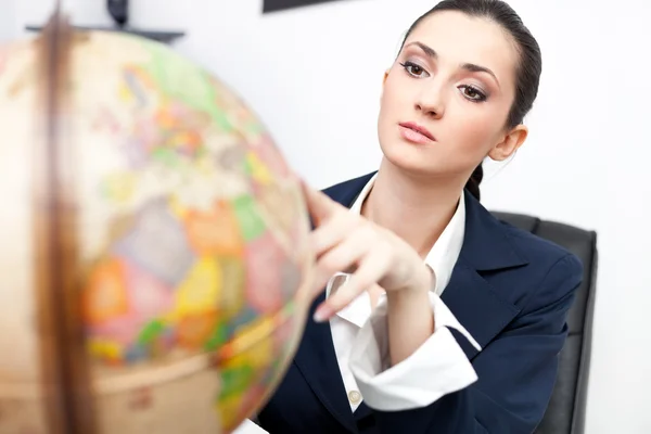 Zakenvrouw in kantoor op zoek wereld — Stockfoto
