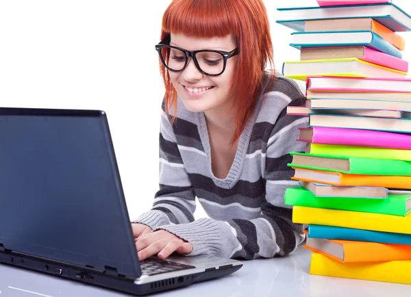 Meisje met boeken en laptop — Stockfoto