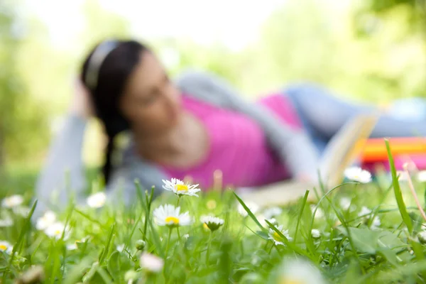 Frau liegt auf Gras — Stockfoto