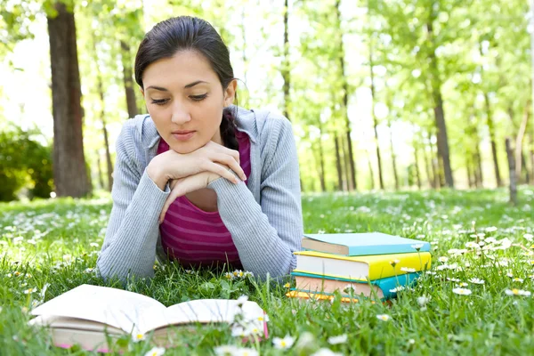 Kobieta na zielonej łące i czytanie — Zdjęcie stockowe