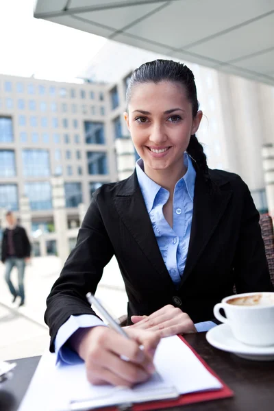 Empresaria trabajando en pausa para el café — Foto de Stock