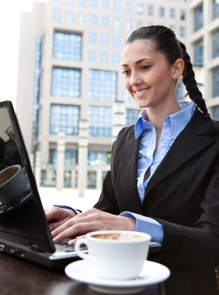 Femme d'affaires travaillant sur ordinateur portable en plein air — Photo