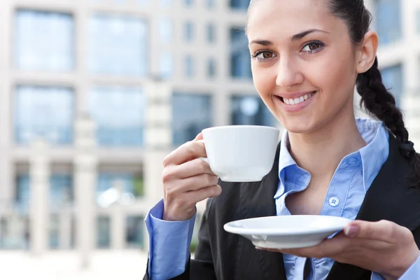 Uśmiechnięta kobieta z filiżanką kawy — Zdjęcie stockowe