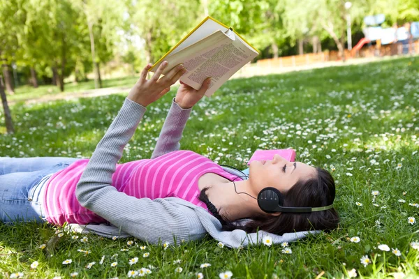 Menina relaxante e desfrutando na grama — Fotografia de Stock