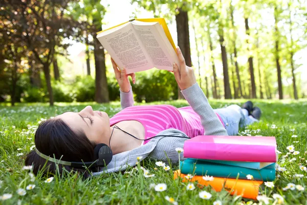 Rilassarsi nella natura con libri e musica — Foto Stock