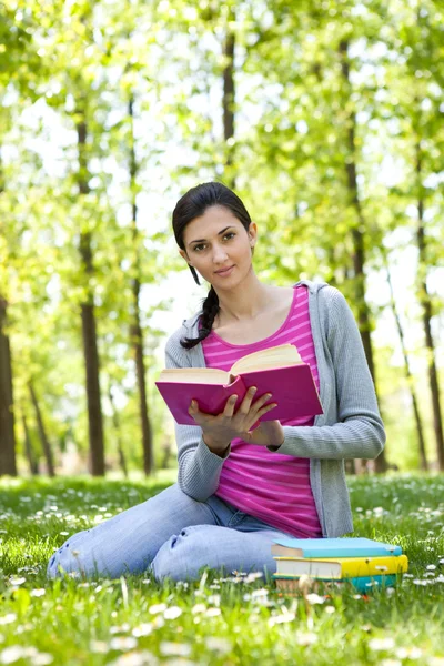Mädchen liest im Park ein Buch — Stockfoto
