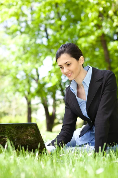 Jonge vrouw werkt op laptop — Stockfoto