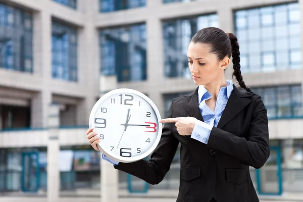 Podnikání žena hospodářství analogové hodiny — Stock fotografie