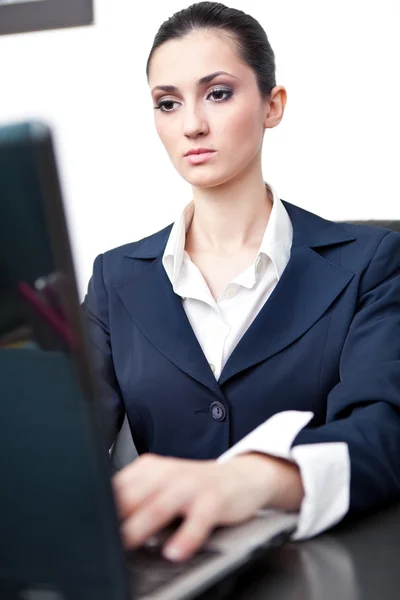 Young business woman typing — Stock Photo, Image