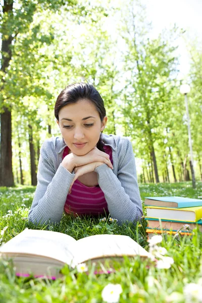 Menina lendo um livro ao ar livre — Fotografia de Stock