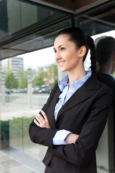 Affärskvinna som står vid hennes byggnad kontor — Stockfoto