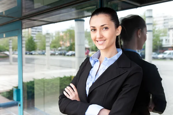 Geschäftsfrau steht vor einem Bürogebäude — Stockfoto