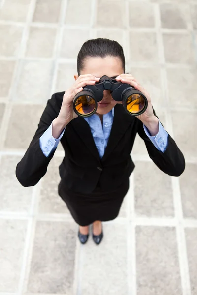 Geschäftsfrau mit Fernglas — Stockfoto