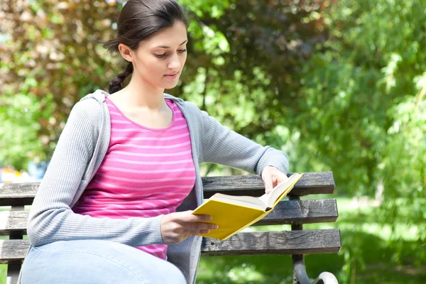 Chica en el parque libro de lectura — Foto de Stock