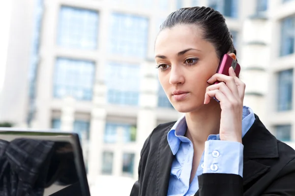 Mulher de negócios caucasiana falando ao telefone — Fotografia de Stock