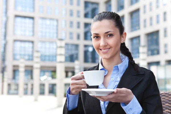 Zakenvrouw op koffiepauze — Stockfoto