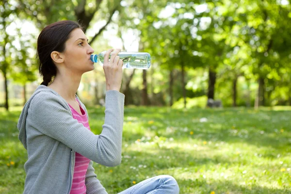 健康女人喝水 — 图库照片
