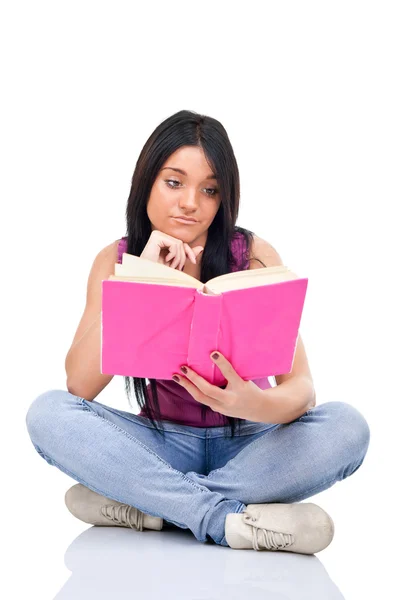 十几岁的女孩阅读书 — 图库照片