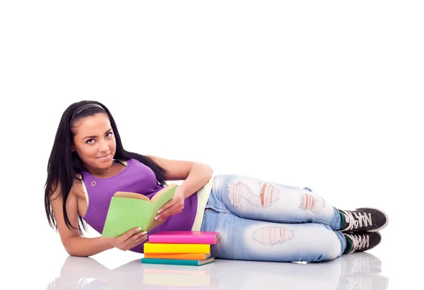 Adolescente com livro deitado no chão — Fotografia de Stock