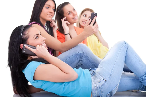 Tieners met behulp van mobiele telefoons — Stockfoto