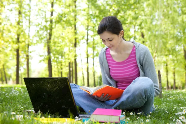 Chica estudiante joven con ordenador portátil — Foto de Stock