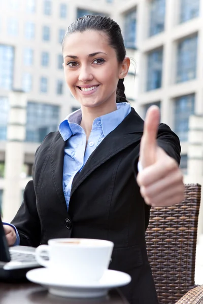 Succesvolle zakenvrouw op koffiepauze — Stockfoto