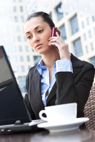 Young business woman calling by telephone — Stock Photo, Image