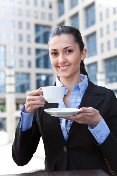 Κυρία επιχειρήσεων πίνοντας καφέ — Φωτογραφία Αρχείου