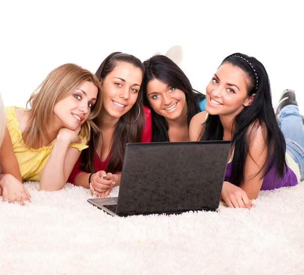 Grupp av glada tjejer surfar på internet — Stockfoto