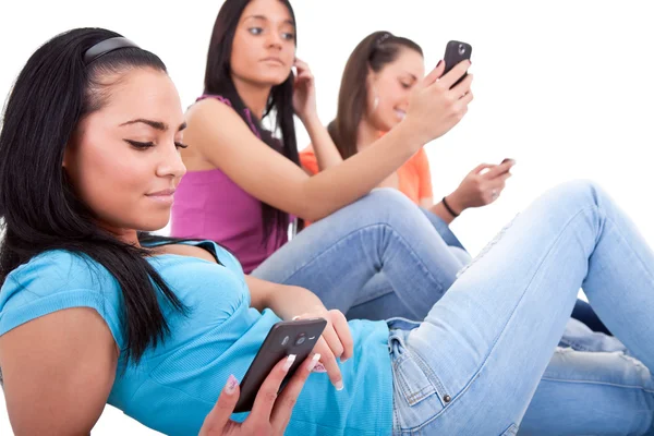 Jonge meisjes met mobiele telefoons — Stockfoto