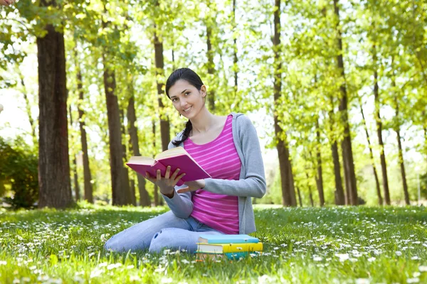Studente godendo con libro in natura — Foto Stock