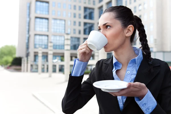 Empresaria bebiendo café —  Fotos de Stock