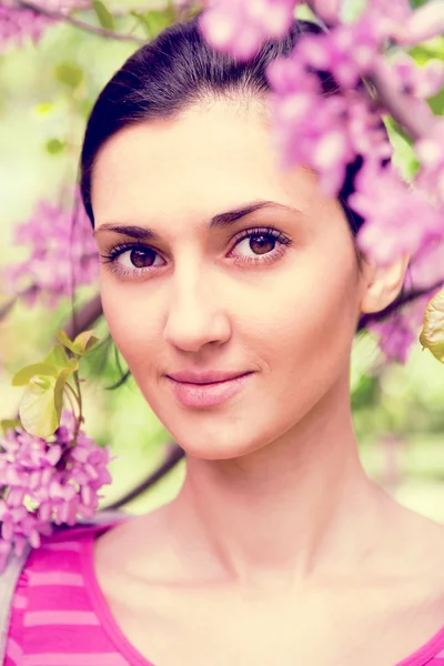 Mladá krásná žena s fialovým květem — Stock fotografie