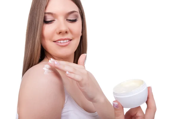 Vrouw aanbrengen crème op haar lichaam — Stockfoto
