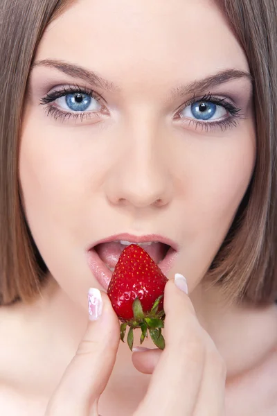 Πρόσωπο γυναίκας με φράουλα — Φωτογραφία Αρχείου