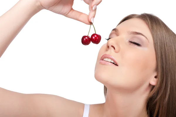 Mulher comendo cerejas vermelhas — Fotografia de Stock
