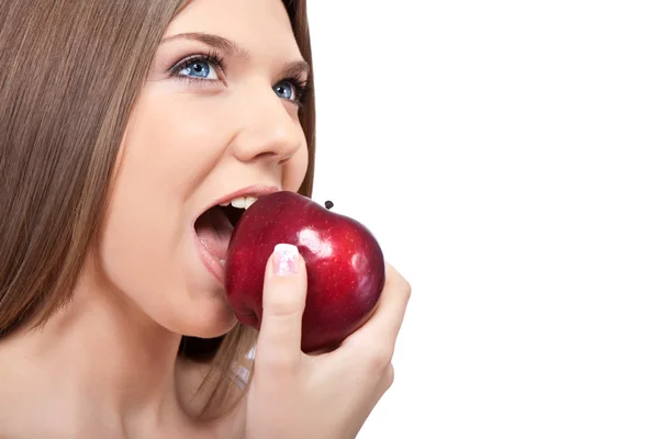 Femme mordant une pomme rouge — Photo