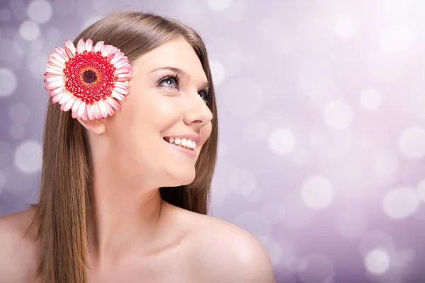 Skönhet kvinna med blomma — Stockfoto
