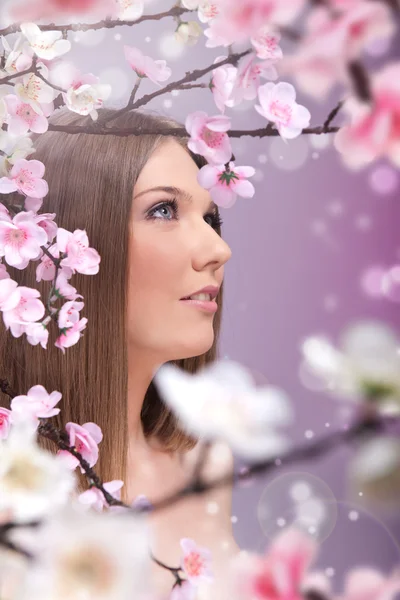 Kvinna som njuter av våren — Stockfoto