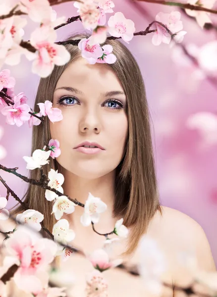 Kvinna och våren — Stockfoto