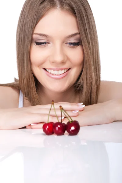 Kobieta patrząc w cherry — Zdjęcie stockowe