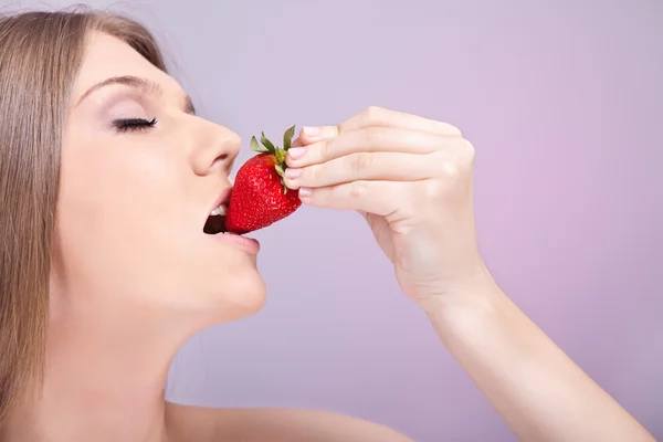 声色咬草莓 — 图库照片