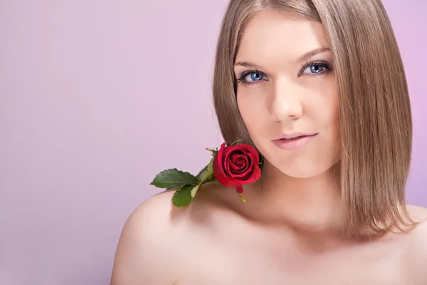 赤いバラを持つ美しい女性 — ストック写真