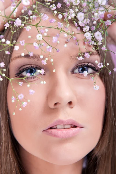 花を持つ美しい女性顔 — ストック写真