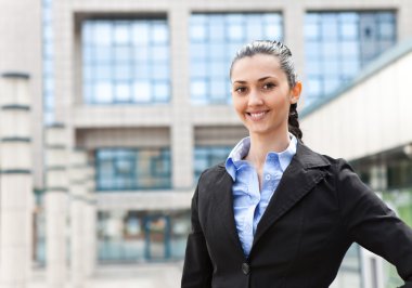 ofis binası önünde duran iş kadını