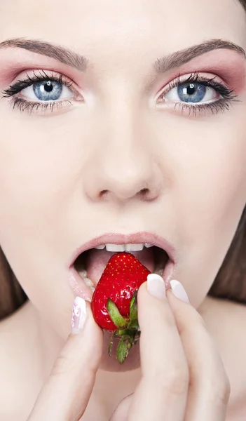 イチゴを食べる女 — ストック写真